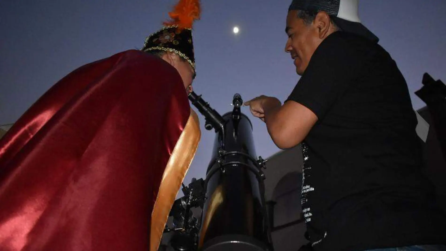 El cosmos, visto a través de telescopios, cautivó a los asistentes de la Noche de las Estrellas. ARMANDO PEDROZA